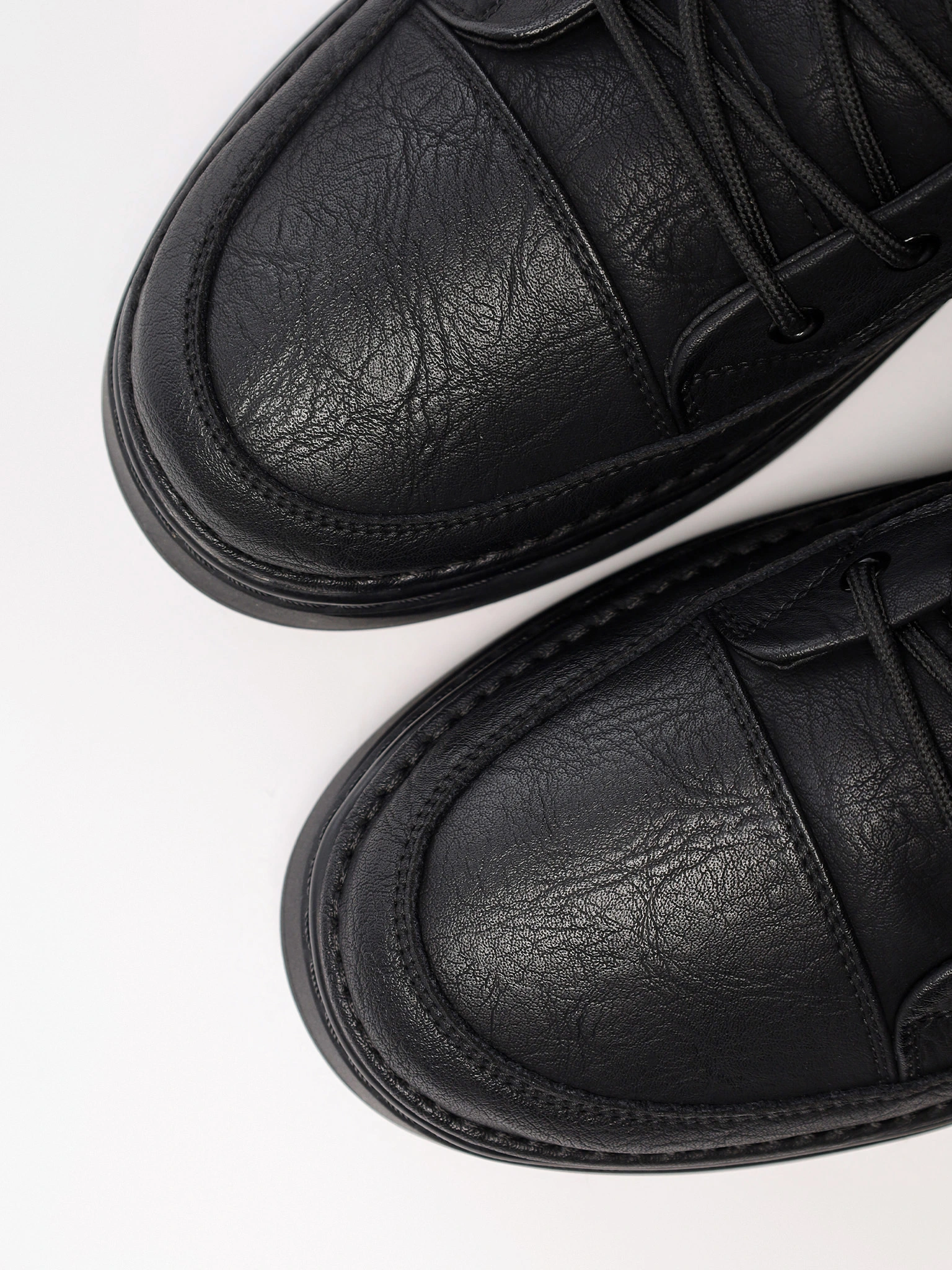 Ботинки черного цвета на низкой подошве